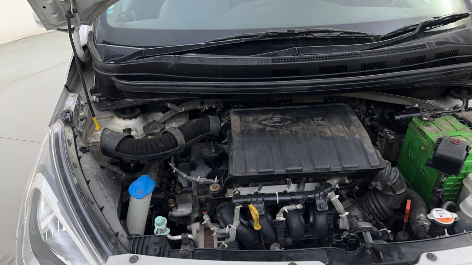 Used 2014 Hyundai Xcent SX AT 1.2 (O) Petrol Automatic engine ENGINE RIGHT SIDE HINGE & APRON VIEW