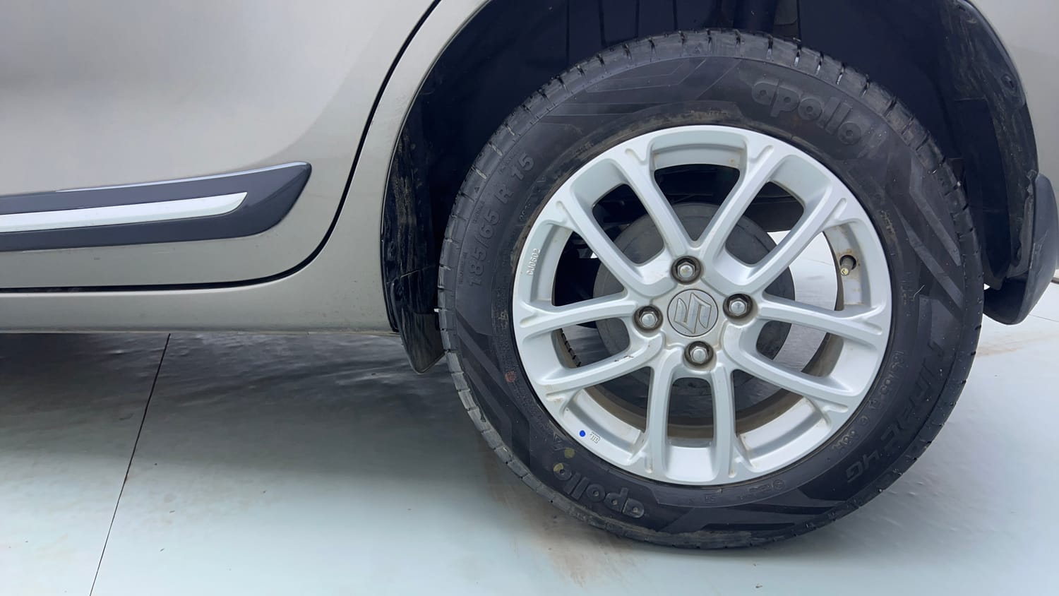 Used 2023 Maruti Suzuki Swift ZXi Petrol Manual tyres LEFT REAR TYRE RIM VIEW