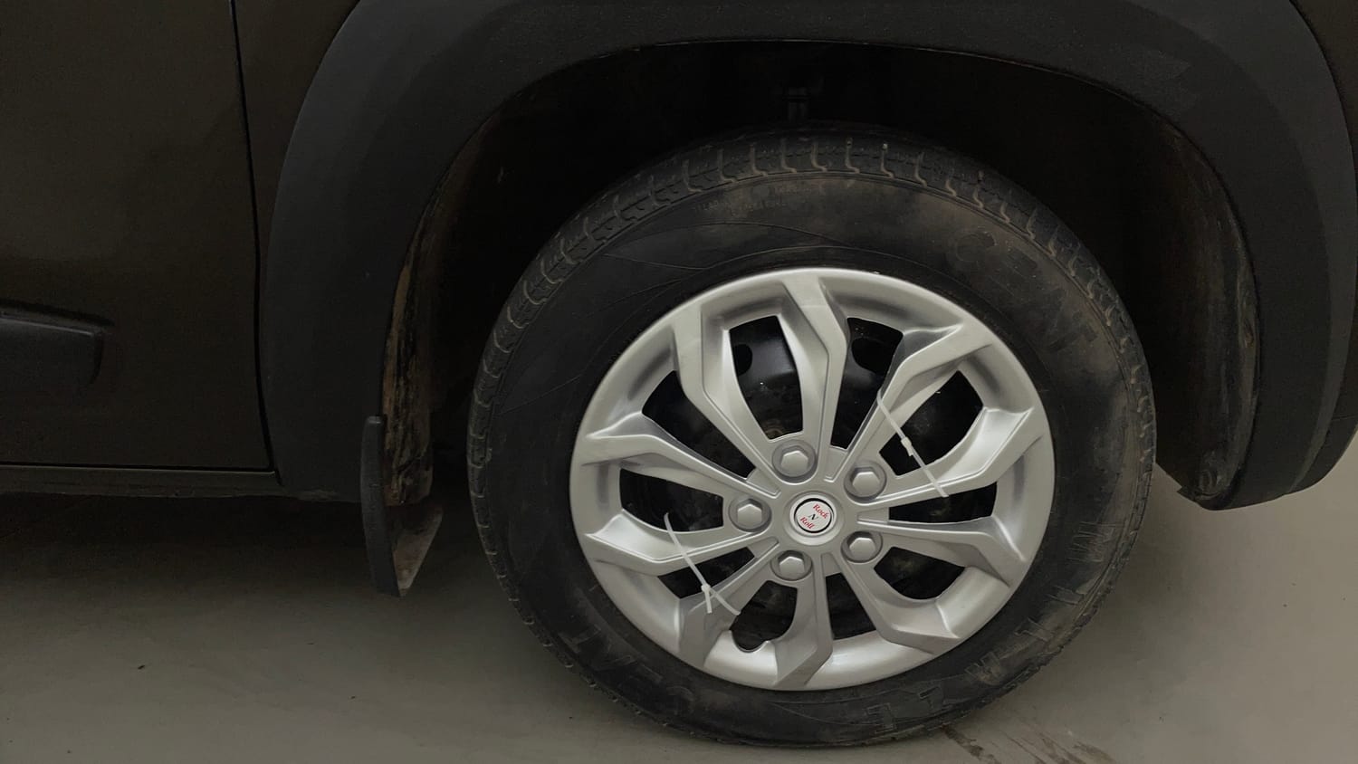 Used 2017 Renault Kwid 1.0 RXT AMT Petrol Automatic tyres RIGHT FRONT TYRE RIM VIEW