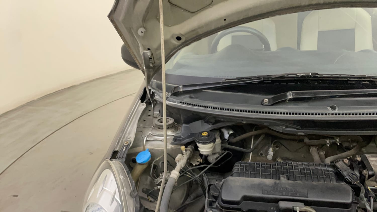 Used 2015 Honda Brio E MT Petrol Manual engine ENGINE RIGHT SIDE HINGE & APRON VIEW