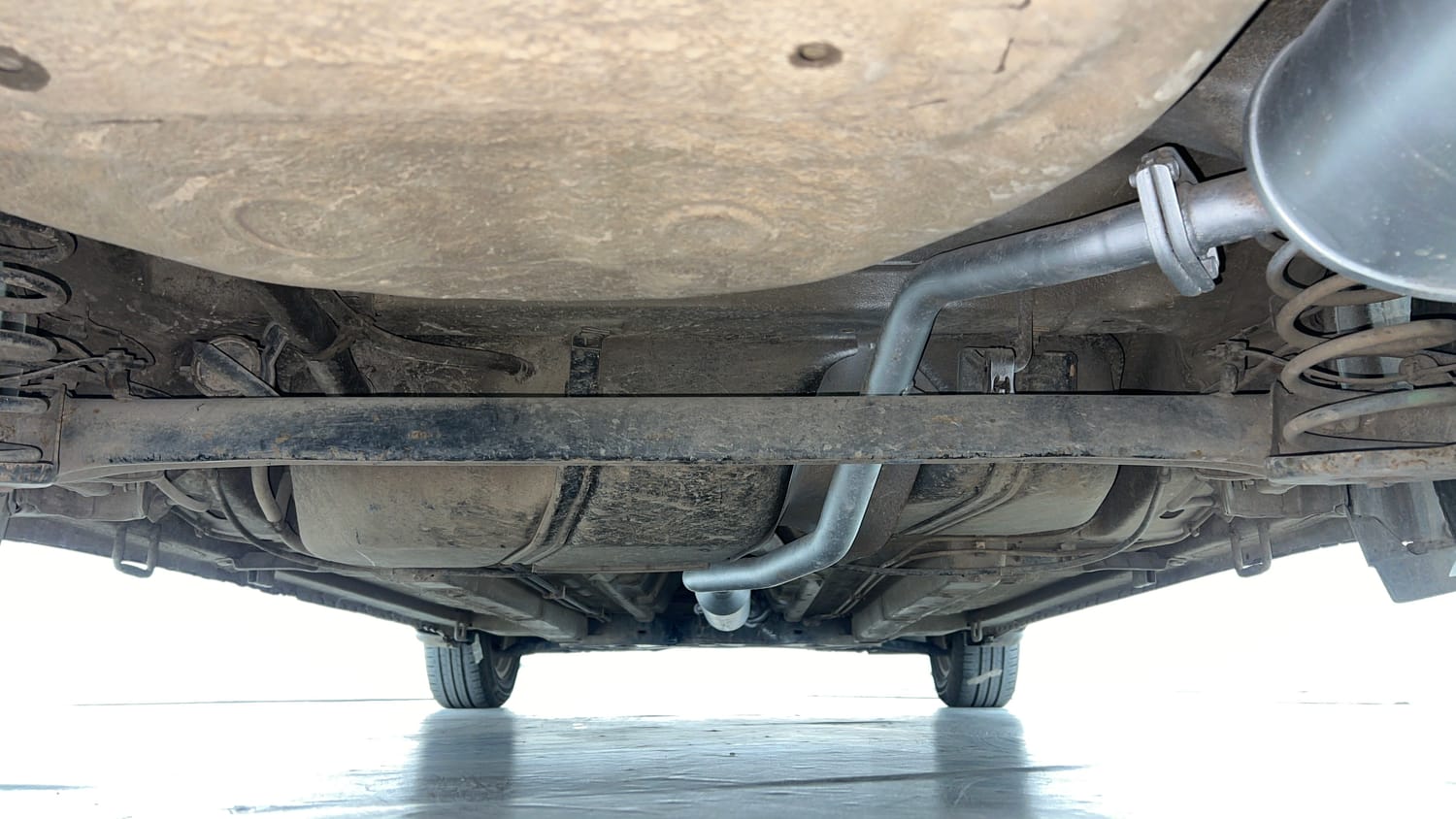 Used 2015 Maruti Suzuki Ciaz ZXi  AT Petrol Automatic extra REAR UNDERBODY VIEW (TAKEN FROM REAR)