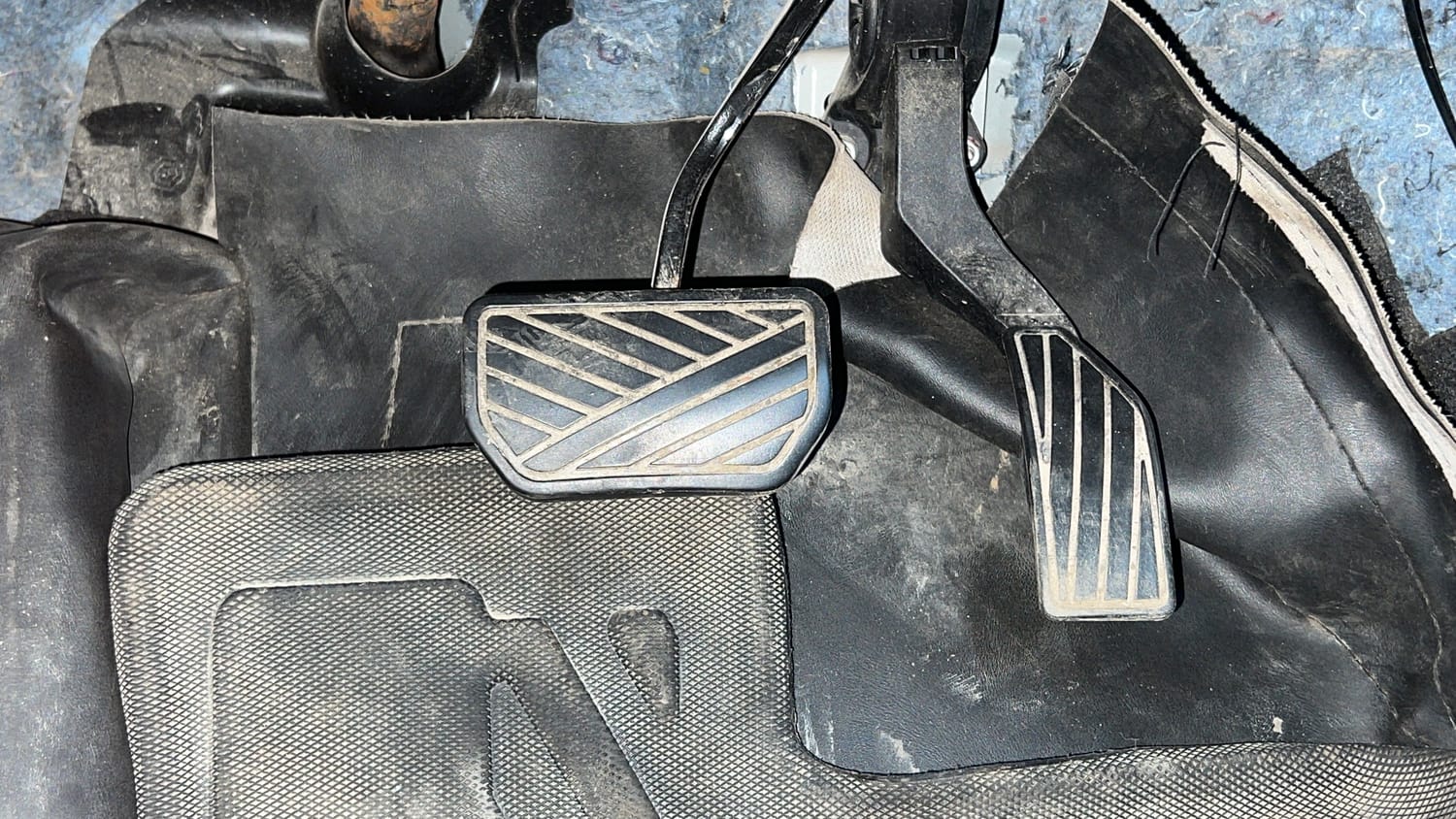 Used 2023 Maruti Suzuki Grand Vitara Delta Smart Hybrid AT Petrol Automatic interior PEDALS VIEW