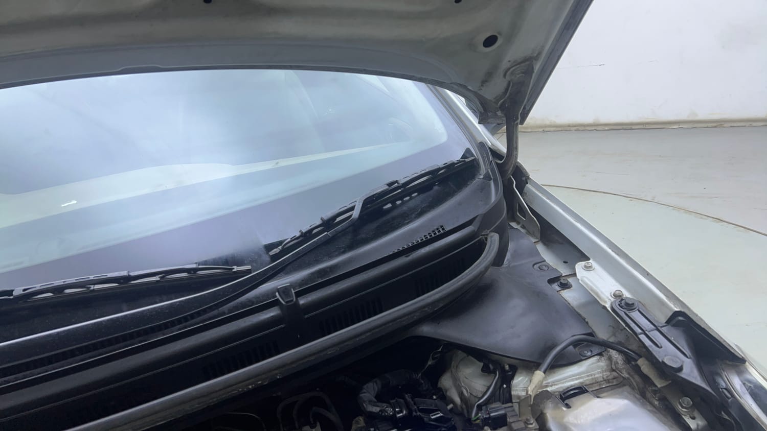 Used 2018 Hyundai Elite i20 Asta 1.2 Petrol Manual engine ENGINE LEFT SIDE HINGE & APRON VIEW