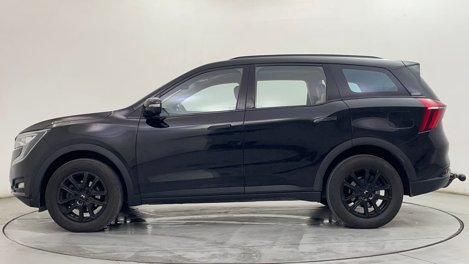 Used 2024 Mahindra XUV700 AX7 Luxury Pack Diesel MT 7 STR Diesel Manual exterior LEFT SIDE VIEW