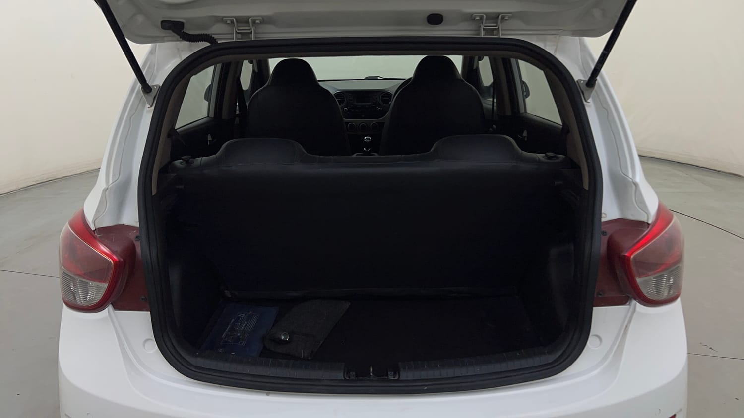 Used 2016 Hyundai Grand i10 Sportz 1.2 Kappa VTVT Petrol Manual interior DICKY INSIDE VIEW