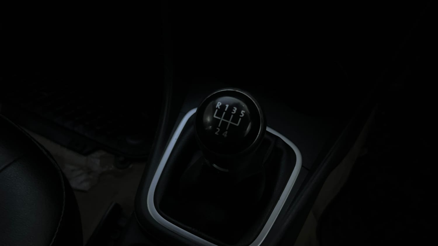 Used 2016 Volkswagen Polo Highline1.2L (P) Petrol Manual interior GEAR  KNOB VIEW