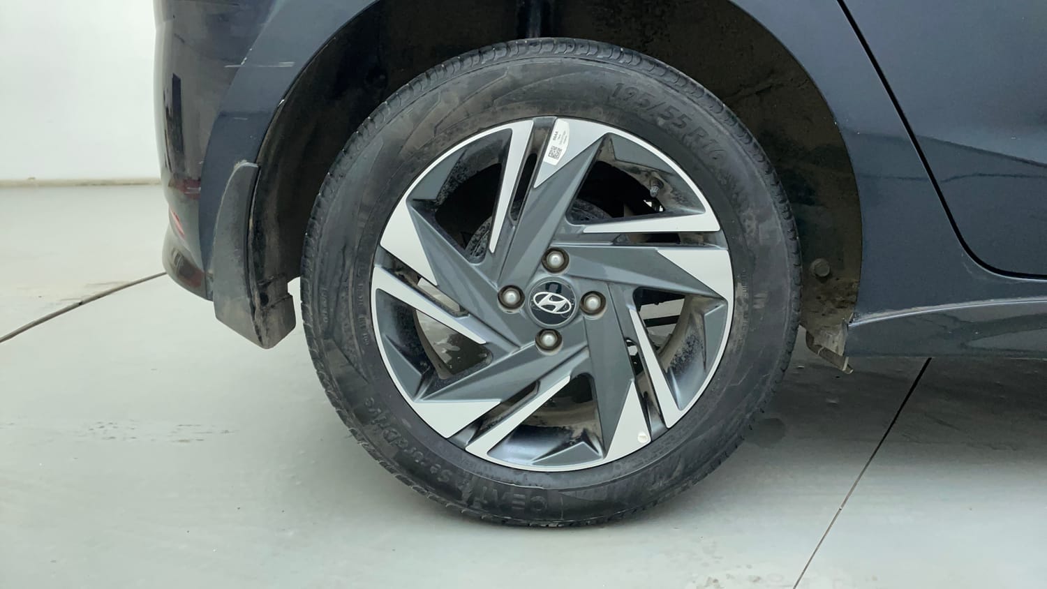 Used 2023 Hyundai i20 Asta (O) 1.0 Turbo DCT Petrol Automatic tyres RIGHT REAR TYRE RIM VIEW