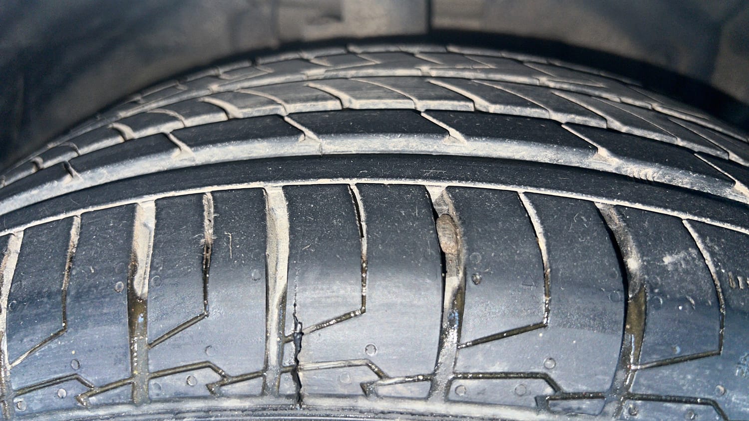 Used 2014 Ford EcoSport Titanium 1.5 TDCi (Opt) Diesel Manual tyres RIGHT FRONT TYRE TREAD VIEW