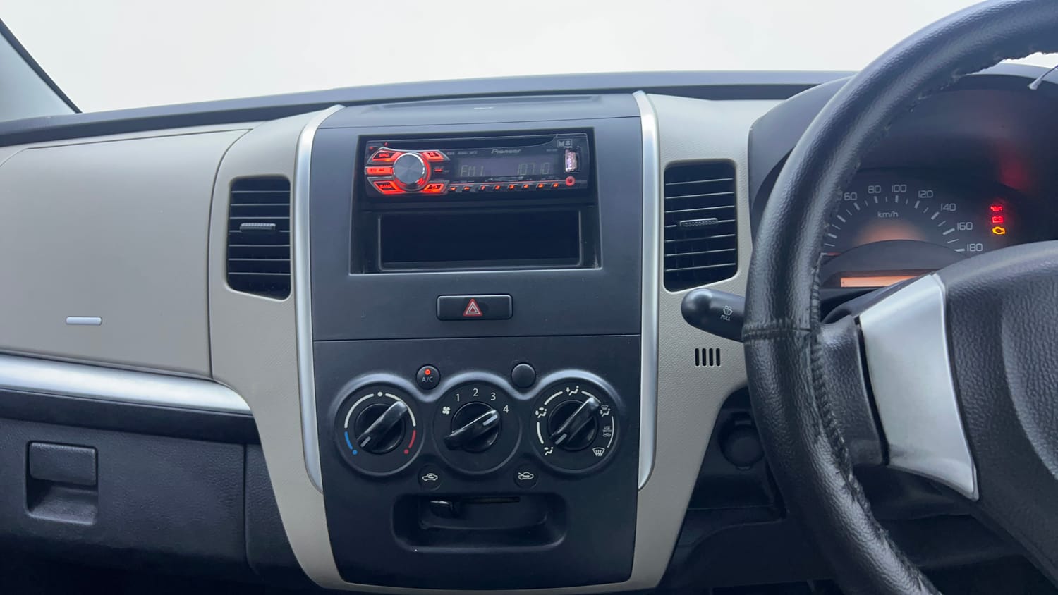 Used 2014 Maruti Suzuki Wagon R LXI Petrol Manual interior MUSIC SYSTEM & AC CONTROL VIEW