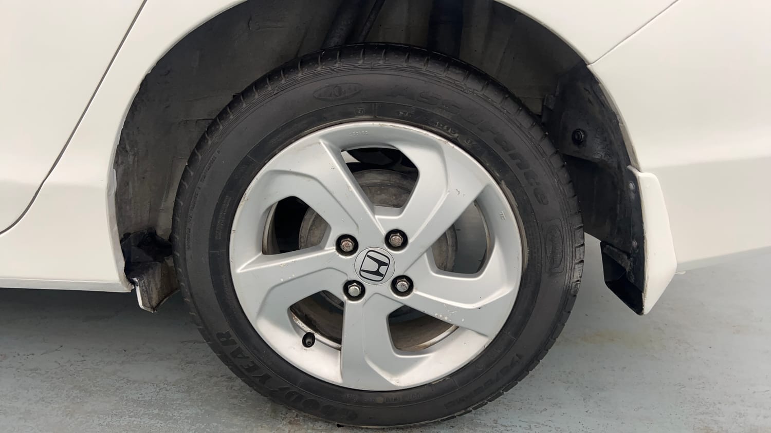 Used 2015 Honda City VX CVT Petrol Automatic tyres LEFT REAR TYRE RIM VIEW