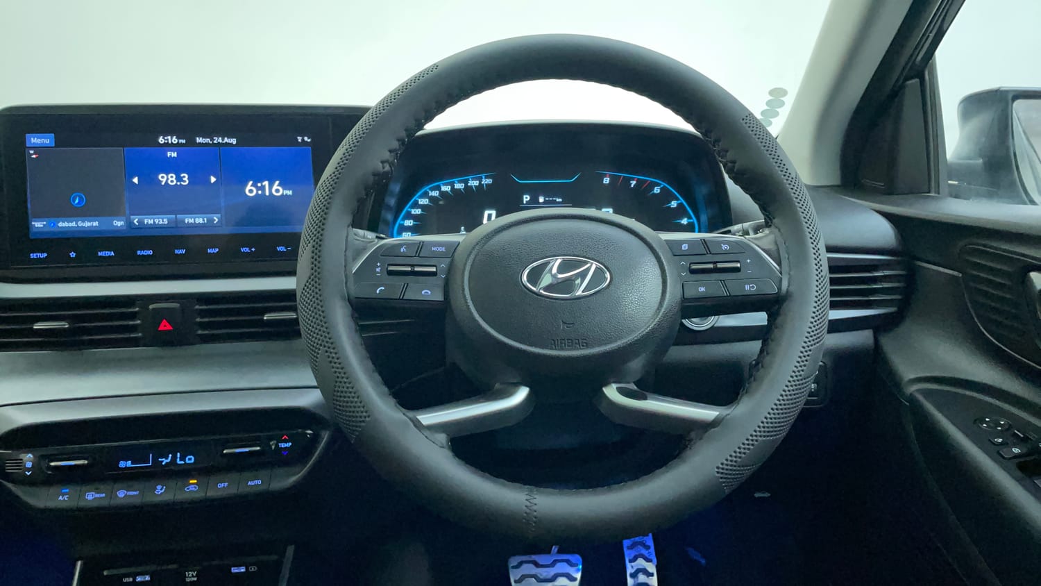 Used 2023 Hyundai i20 Asta (O) 1.0 Turbo DCT Petrol Automatic interior STEERING VIEW