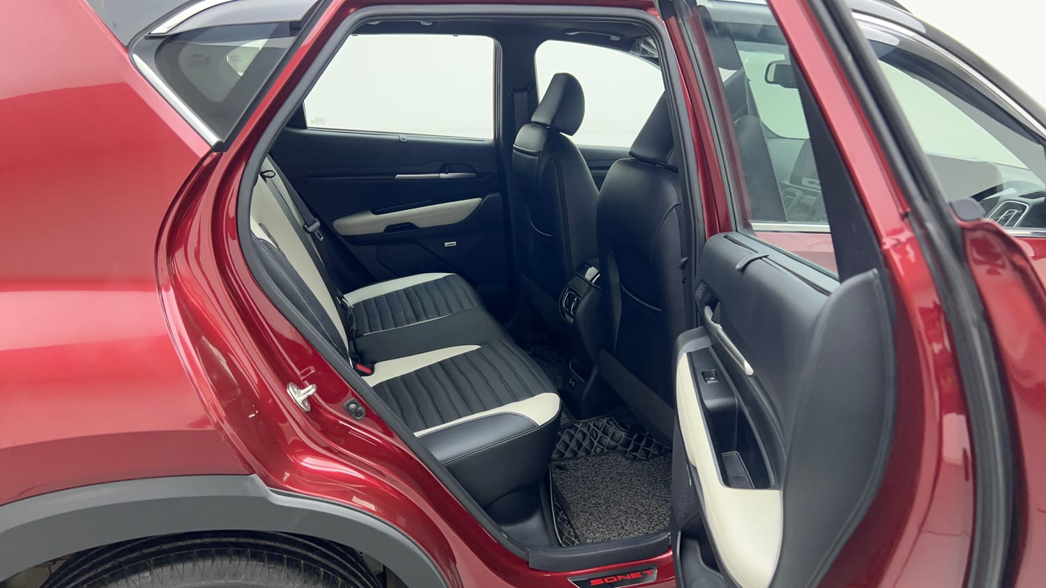Used 2024 Kia Sonet GTX Plus 1.0 Turbo Petrol DCT Dual Tone Petrol Automatic interior RIGHT SIDE REAR DOOR CABIN VIEW
