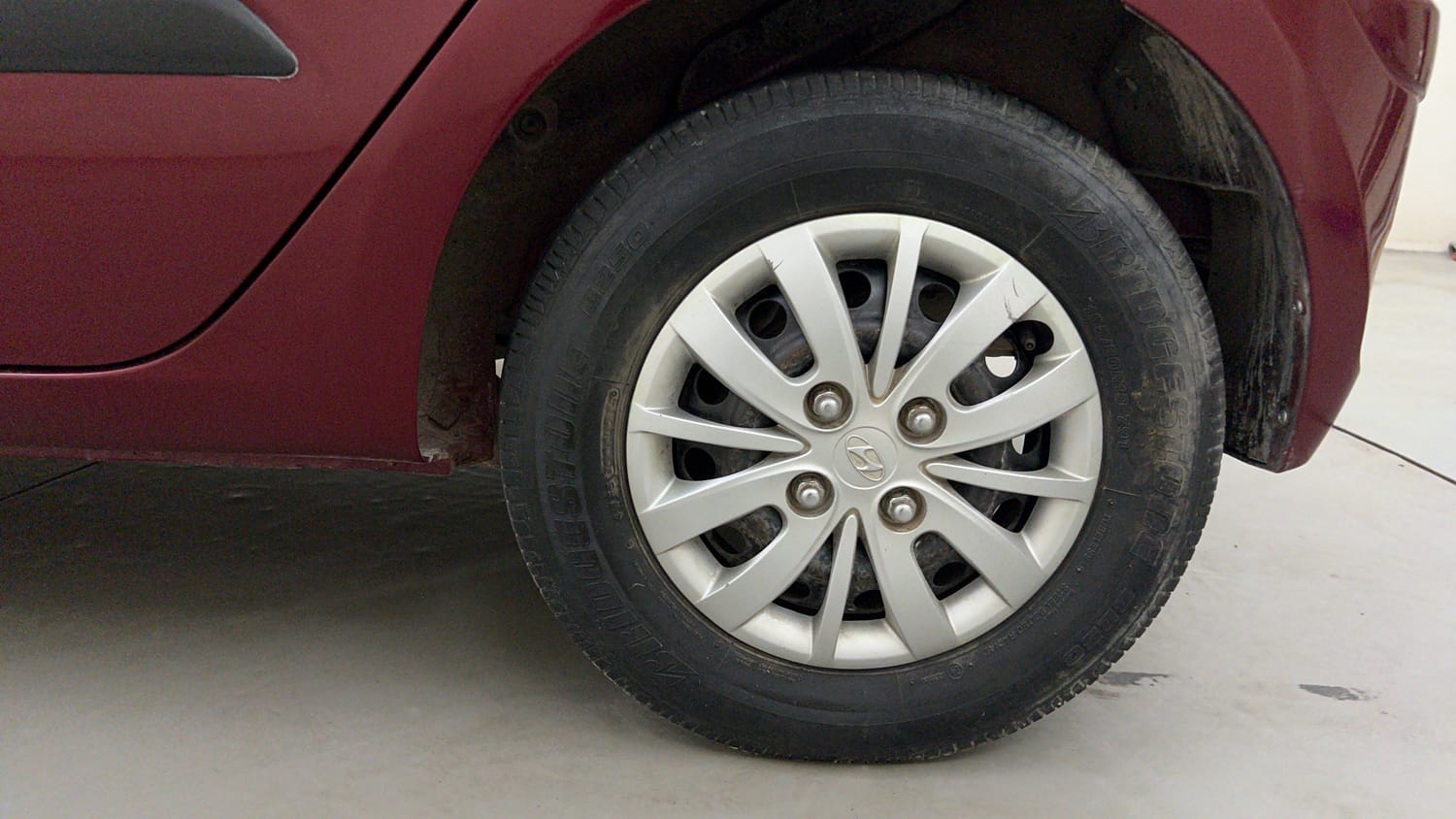 Used 2014 Hyundai i10 Sportz 1.1 iRDE2 Petrol Manual tyres LEFT REAR TYRE RIM VIEW
