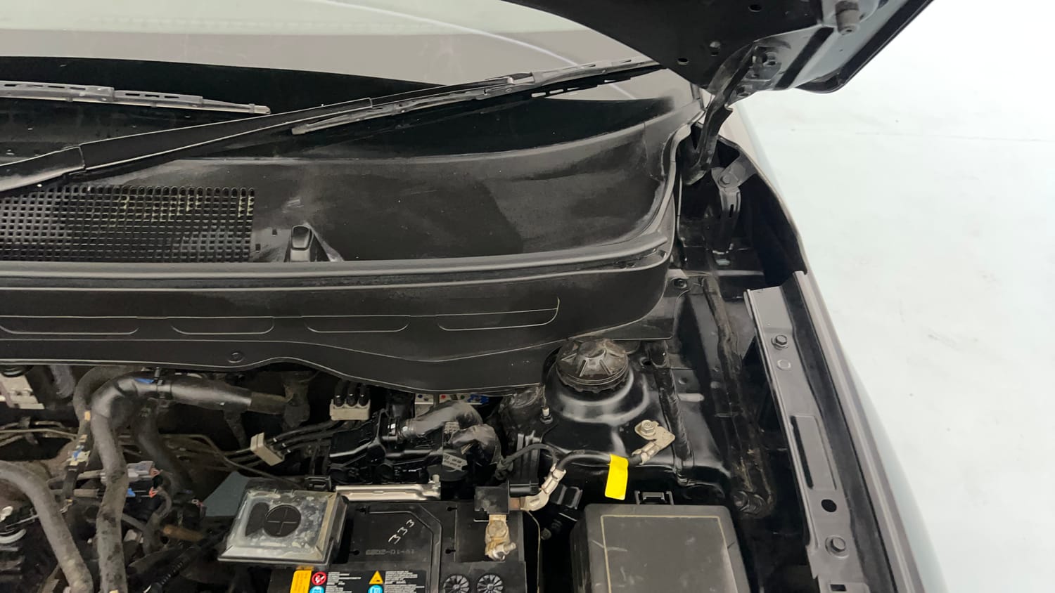 Used 2023 Hyundai Venue S (O) 1.2 Petrol Petrol Manual engine ENGINE LEFT SIDE HINGE & APRON VIEW