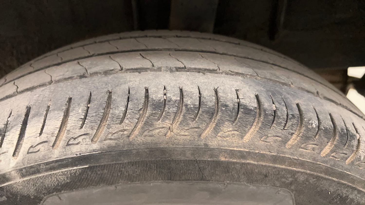 Used 2024 Renault Triber RXZ Petrol Manual tyres LEFT REAR TYRE TREAD VIEW