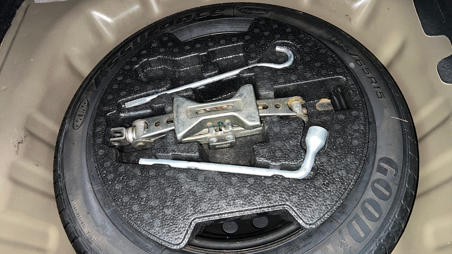 Used 2015 Maruti Suzuki Ciaz ZXi  AT Petrol Automatic tyres SPARE TYRE VIEW