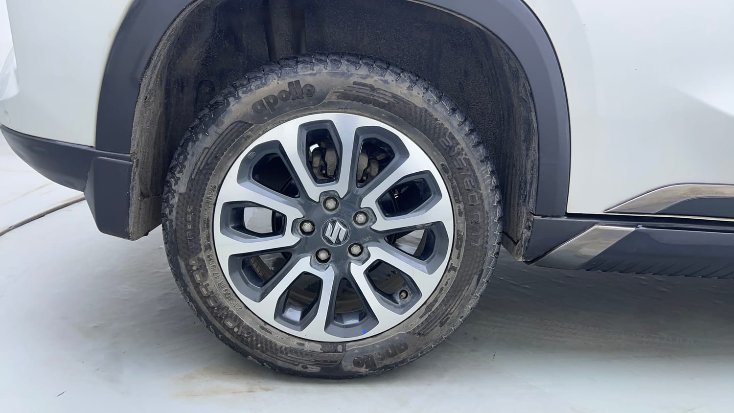 Used 2023 Maruti Suzuki Grand Vitara Delta Smart Hybrid AT Petrol Automatic tyres RIGHT REAR TYRE RIM VIEW