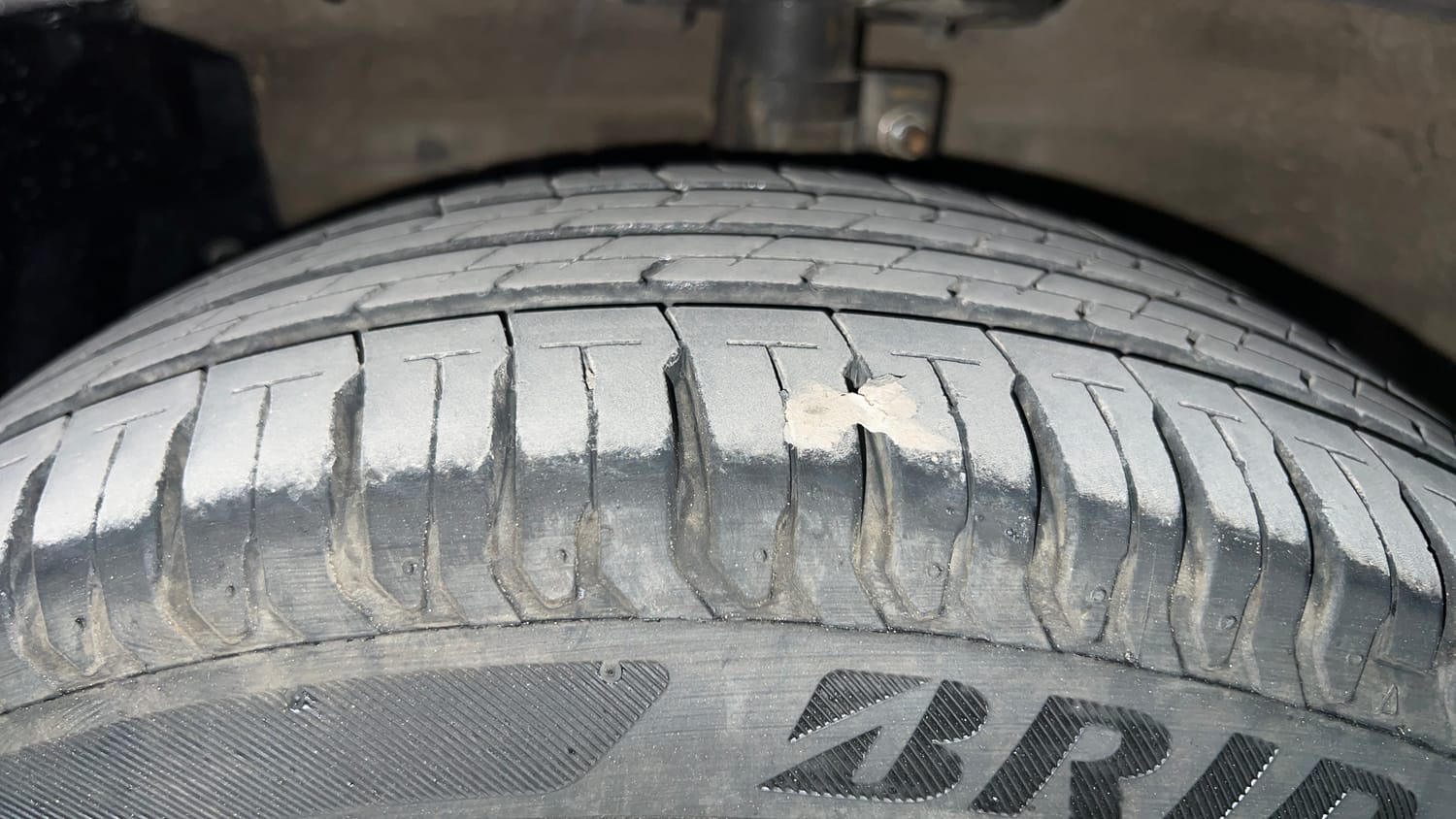 Used 2015 Maruti Suzuki Ciaz ZXi  AT Petrol Automatic tyres LEFT FRONT TYRE TREAD VIEW