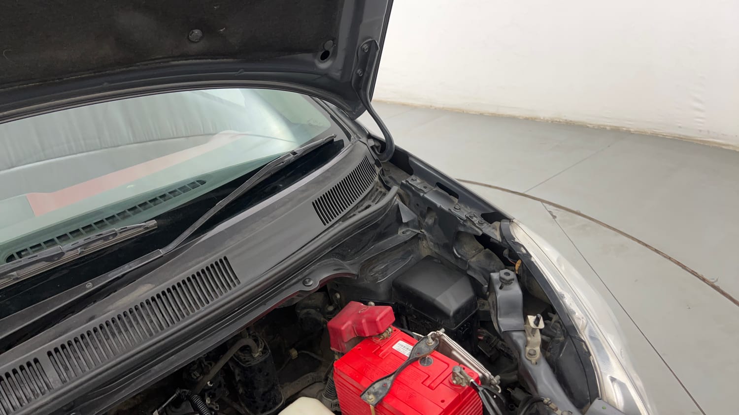Used 2013 Maruti Suzuki Ritz Zxi BS-IV Petrol Manual engine ENGINE LEFT SIDE HINGE & APRON VIEW