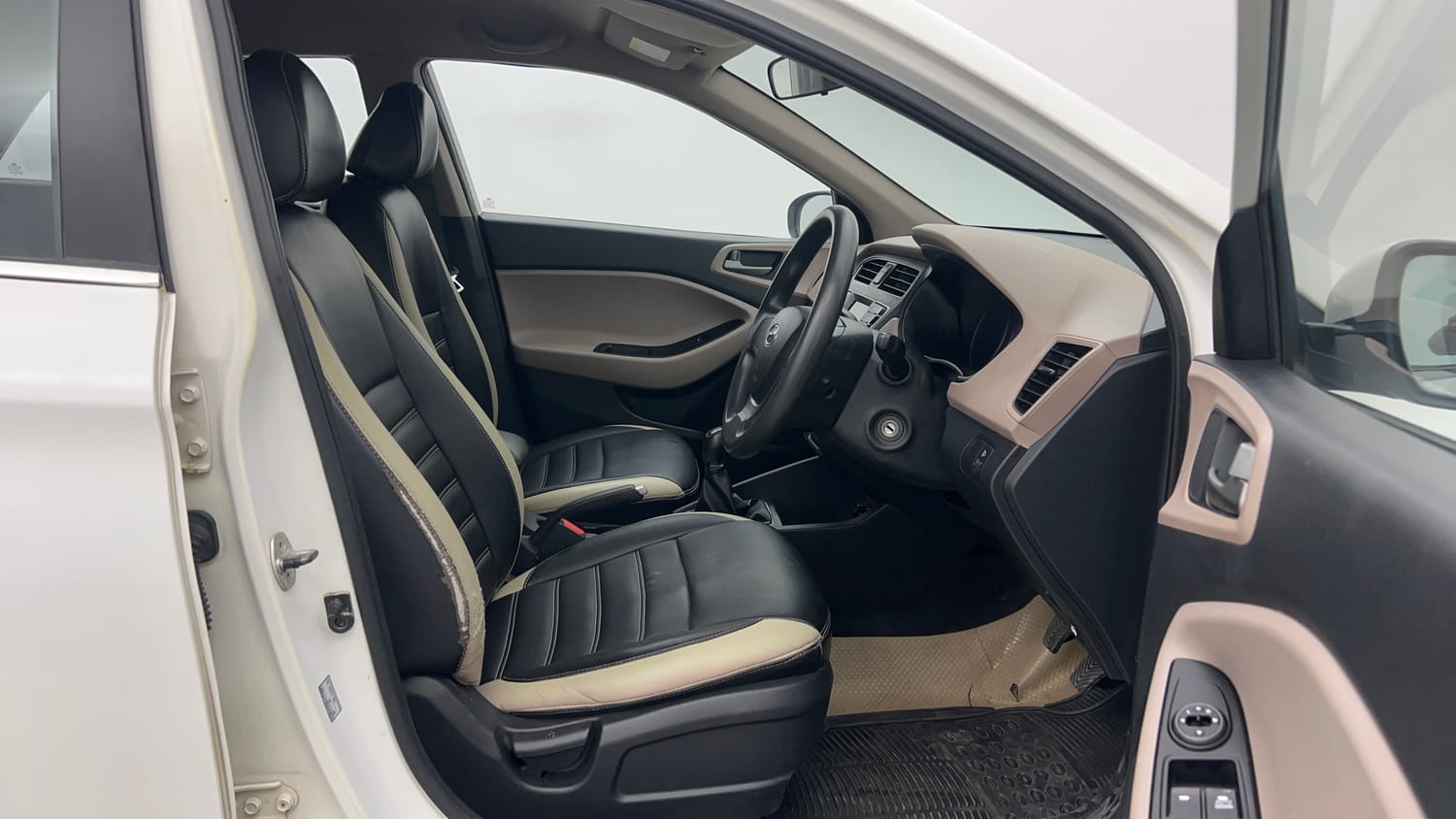 Used 2018 Hyundai Elite i20 Magna Executive 1.2 Petrol Manual interior RIGHT SIDE FRONT DOOR CABIN VIEW