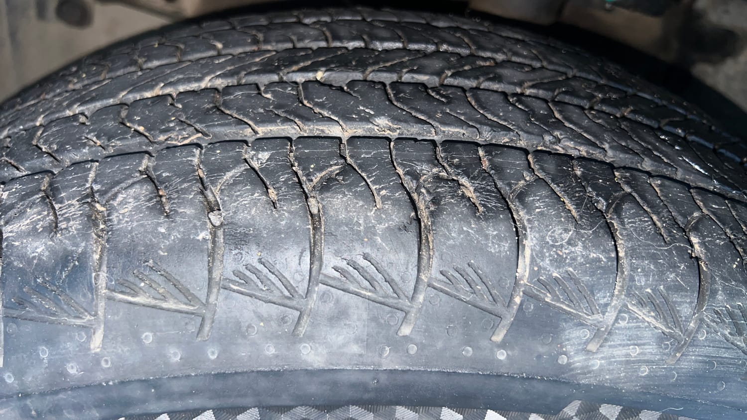 Used 2023 Maruti Suzuki Grand Vitara Alpha Smart Hybrid Petrol Manual tyres LEFT FRONT TYRE TREAD VIEW