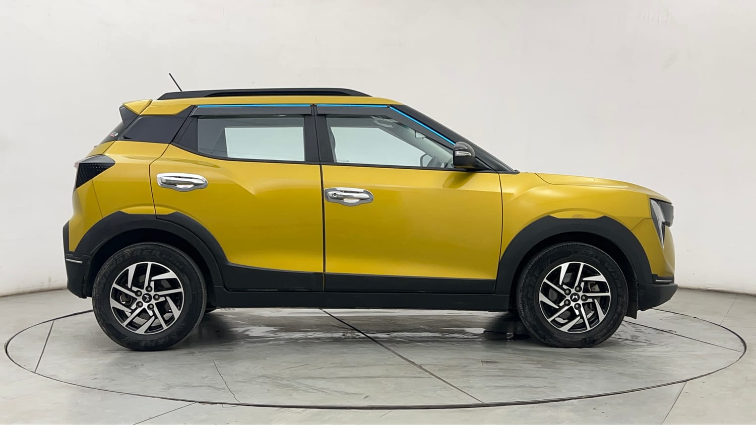 Used 2024 Mahindra XUV 3XO AX5 1.5 Diesel Autoshift Plus Diesel Automatic exterior RIGHT SIDE VIEW
