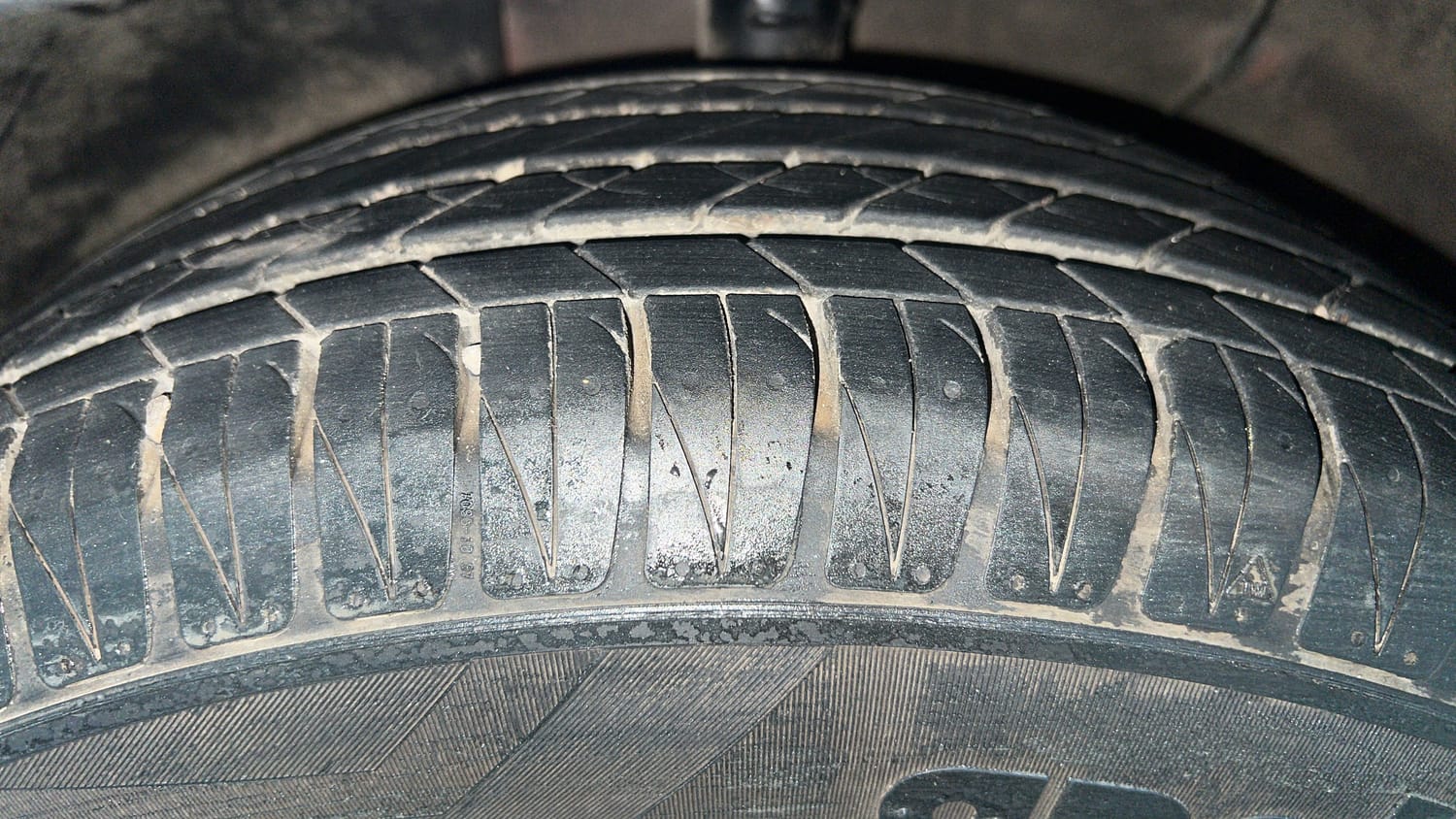 Used 2024 Kia Sonet GTX Plus 1.0 Turbo Petrol DCT Dual Tone Petrol Automatic tyres LEFT FRONT TYRE TREAD VIEW