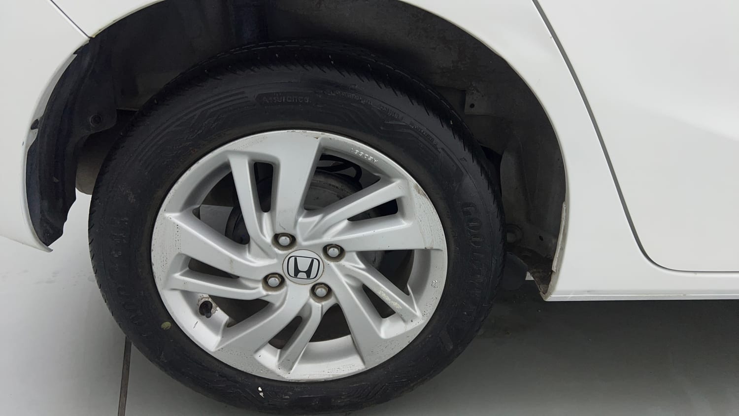 Used 2015 Honda Jazz V AT Petrol Petrol Automatic tyres RIGHT REAR TYRE RIM VIEW