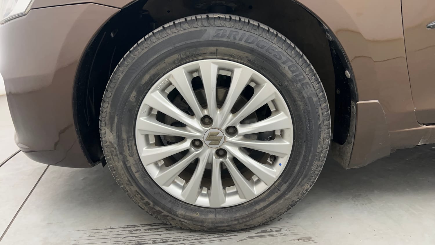 Used 2015 Maruti Suzuki Ciaz ZXi  AT Petrol Automatic tyres LEFT FRONT TYRE RIM VIEW