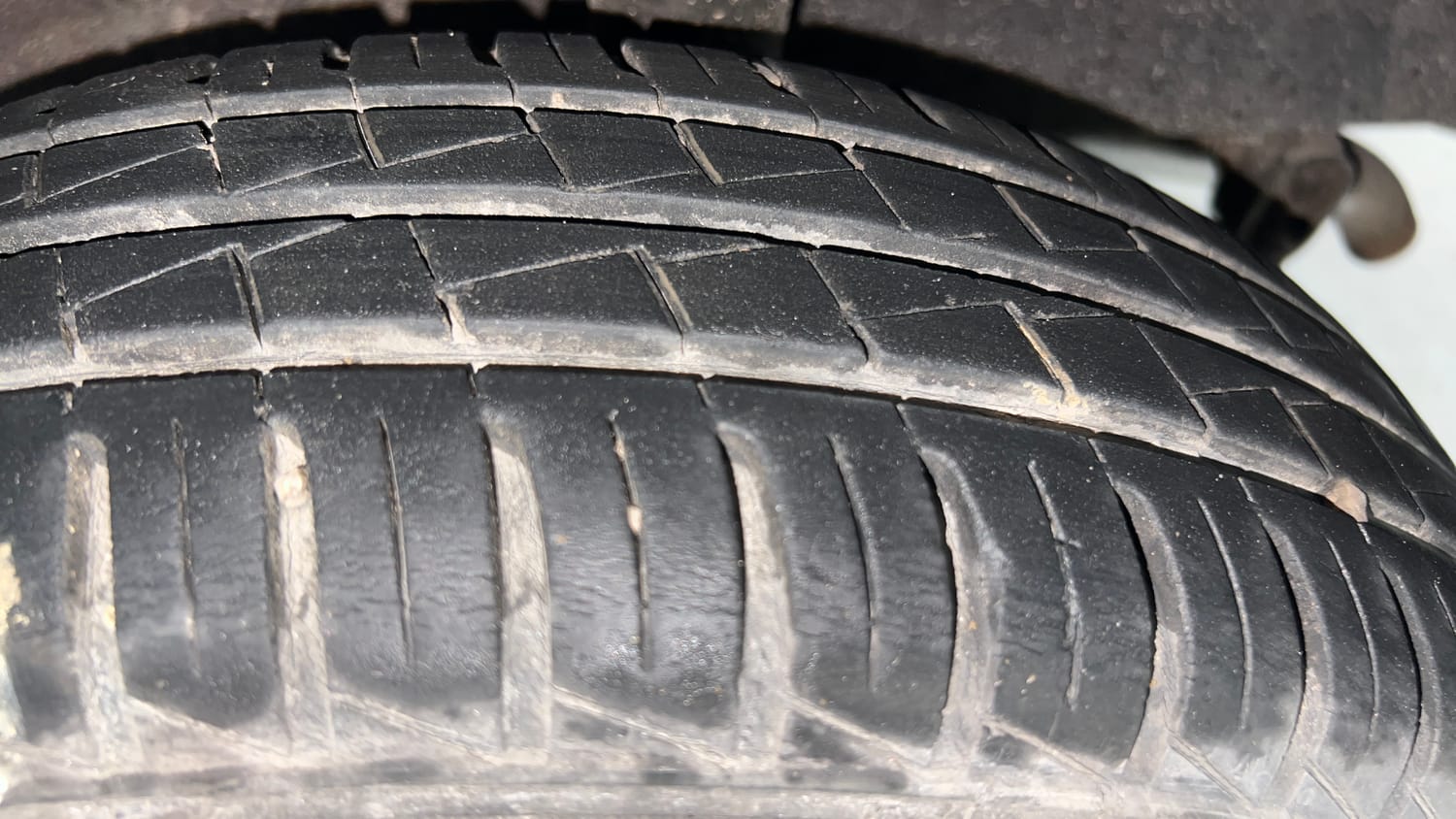 Used 2020 Renault Kwid RXT 1.0 AMT Opt Petrol Automatic tyres LEFT REAR TYRE TREAD VIEW