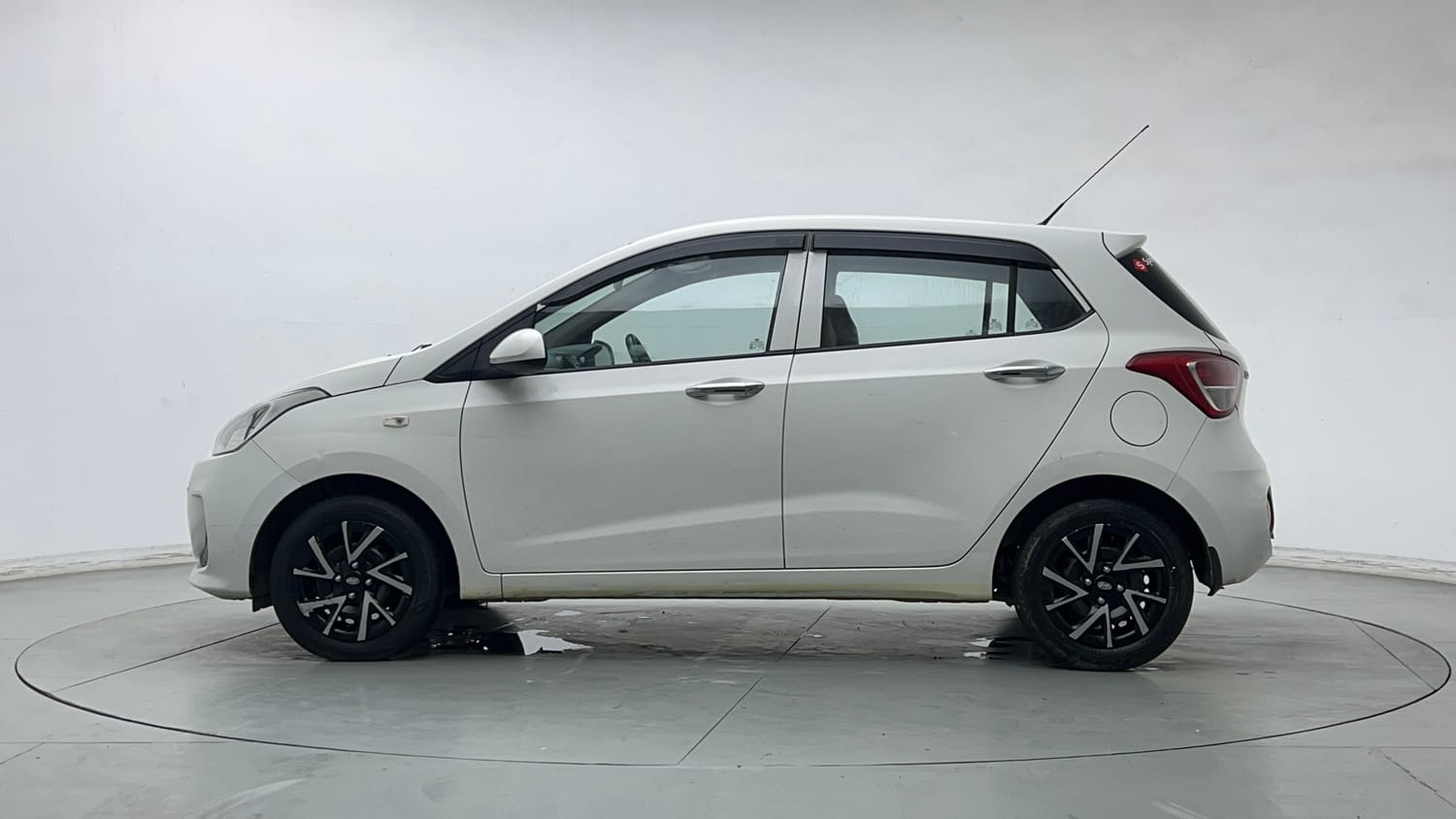 Used 2018 Hyundai Grand i10 Magna 1.2 Kappa VTVT Petrol Manual exterior LEFT SIDE VIEW