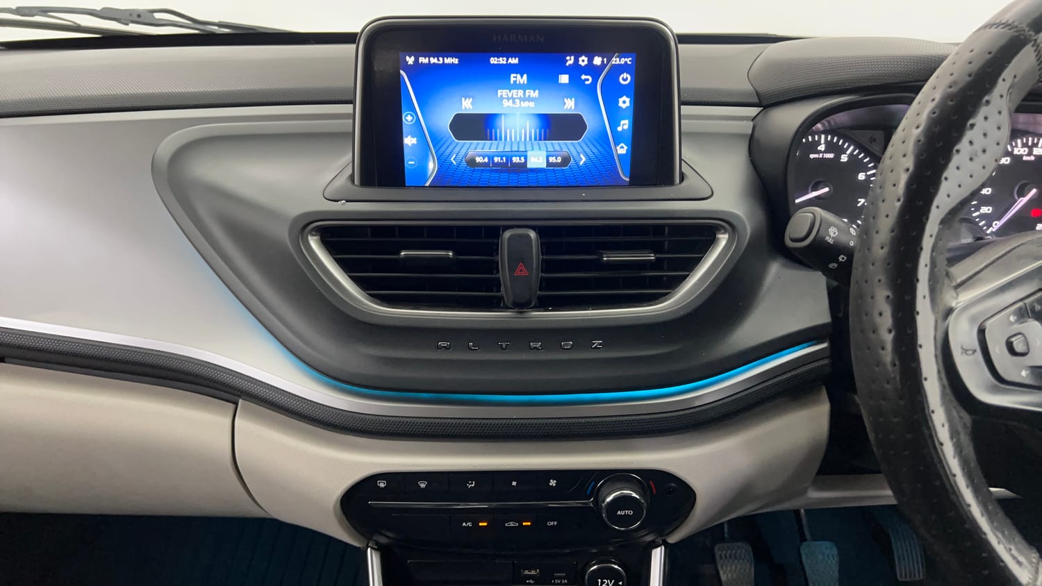 Used 2023 Tata Altroz XZ Diesel Diesel Manual interior MUSIC SYSTEM & AC CONTROL VIEW