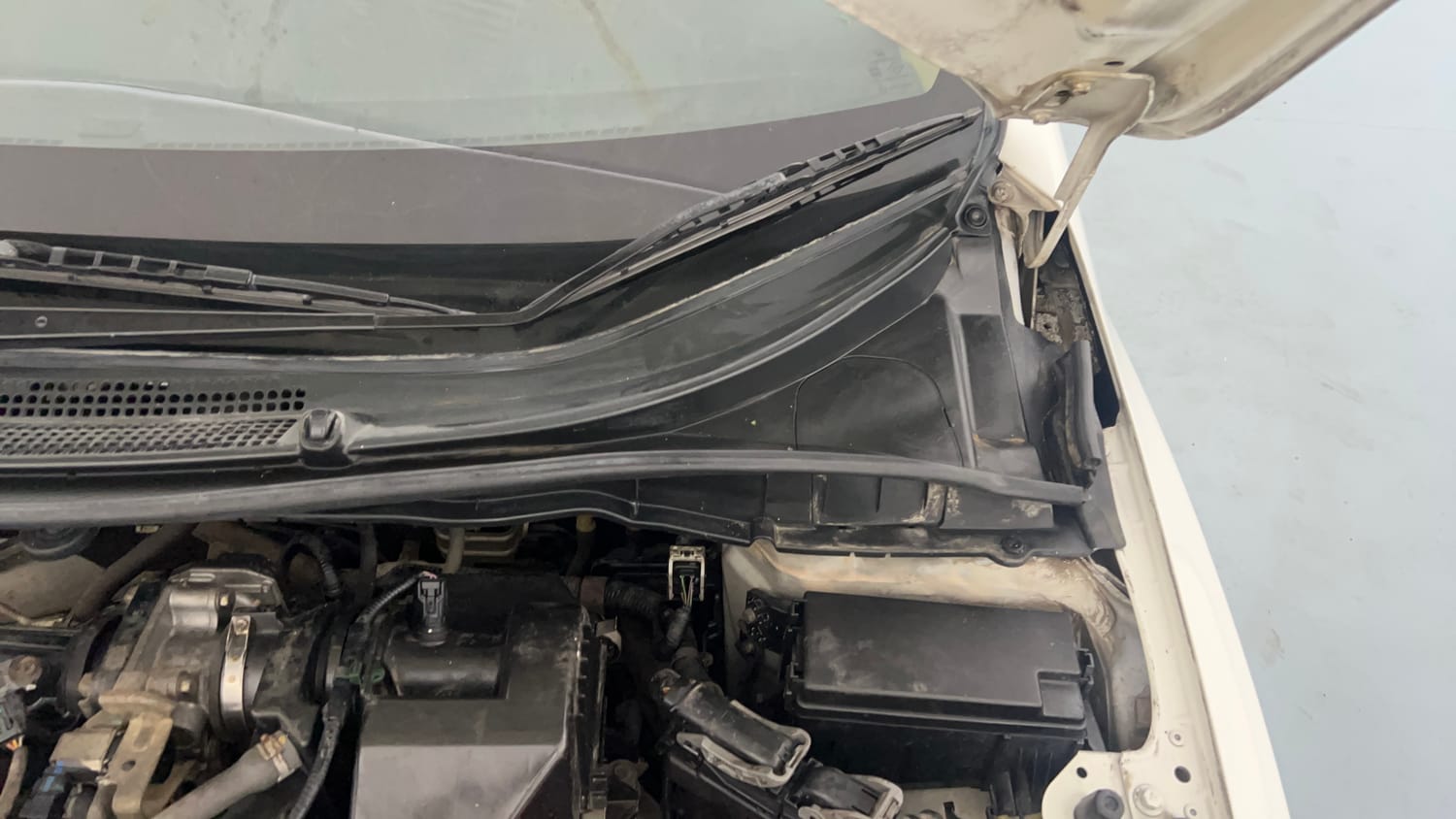 Used 2015 Honda City VX CVT Petrol Automatic engine ENGINE LEFT SIDE HINGE & APRON VIEW