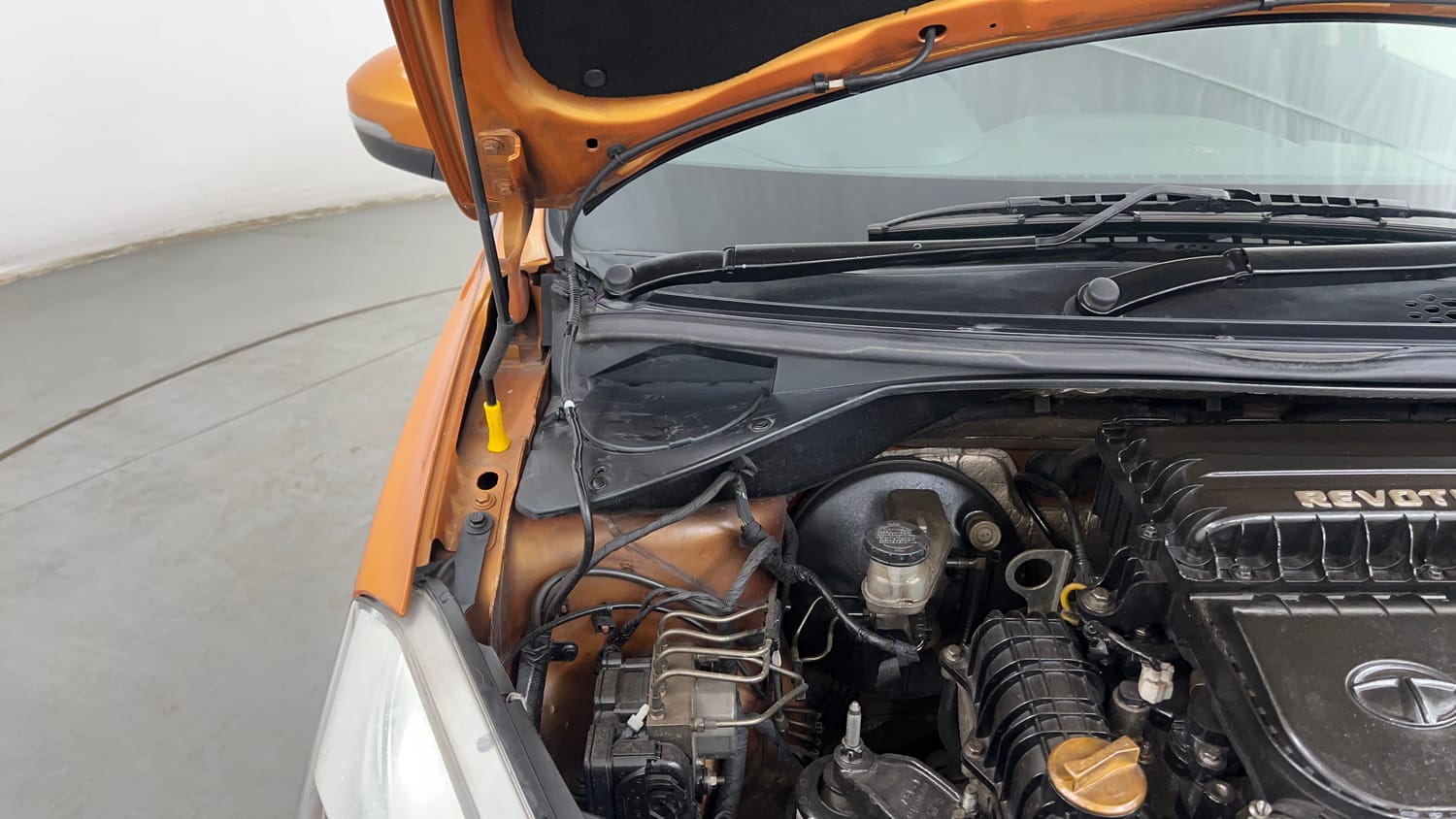 Used 2016 Tata Tiago Revotron XZ Petrol Manual engine ENGINE RIGHT SIDE HINGE & APRON VIEW