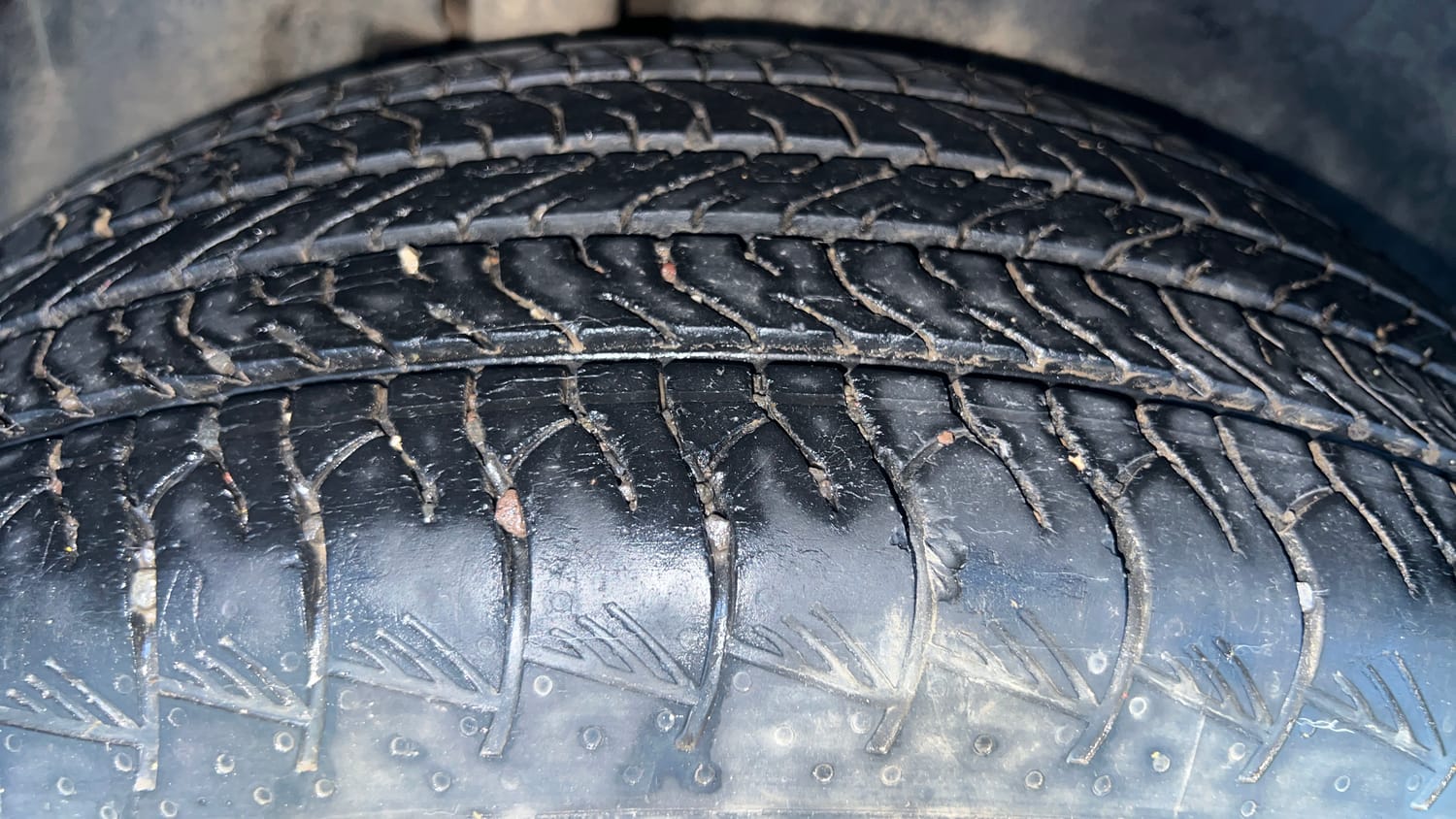 Used 2023 Maruti Suzuki Grand Vitara Alpha Smart Hybrid Petrol Manual tyres RIGHT REAR TYRE TREAD VIEW