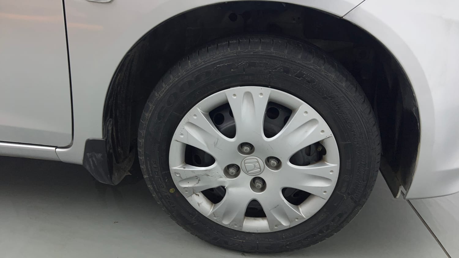 Used 2015 Honda Amaze 1.2 S i-VTEC Petrol Manual tyres RIGHT FRONT TYRE RIM VIEW