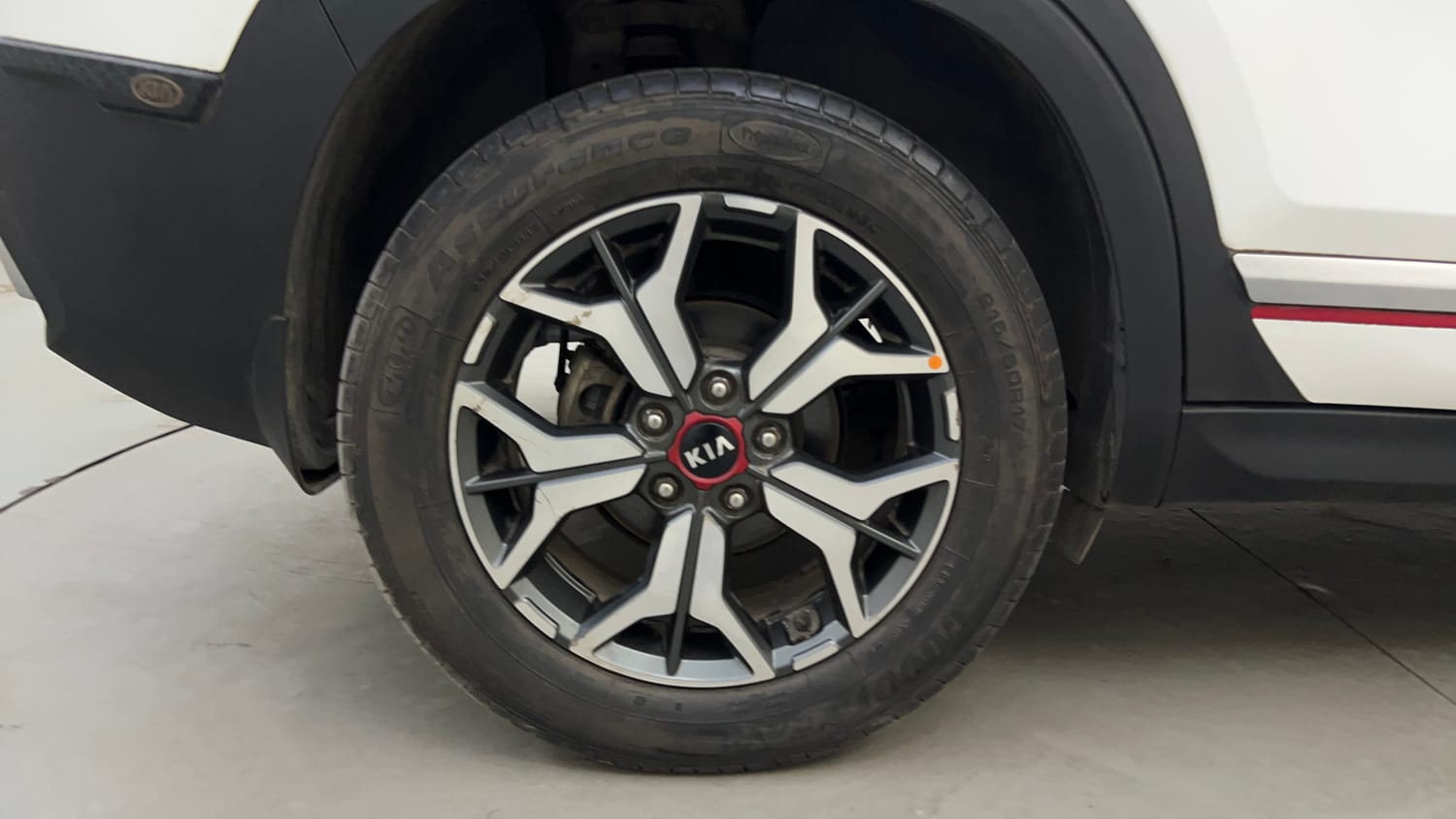 Used 2020 kia Seltos GTX Plus DCT 1.4 Petrol Automatic tyres RIGHT REAR TYRE RIM VIEW