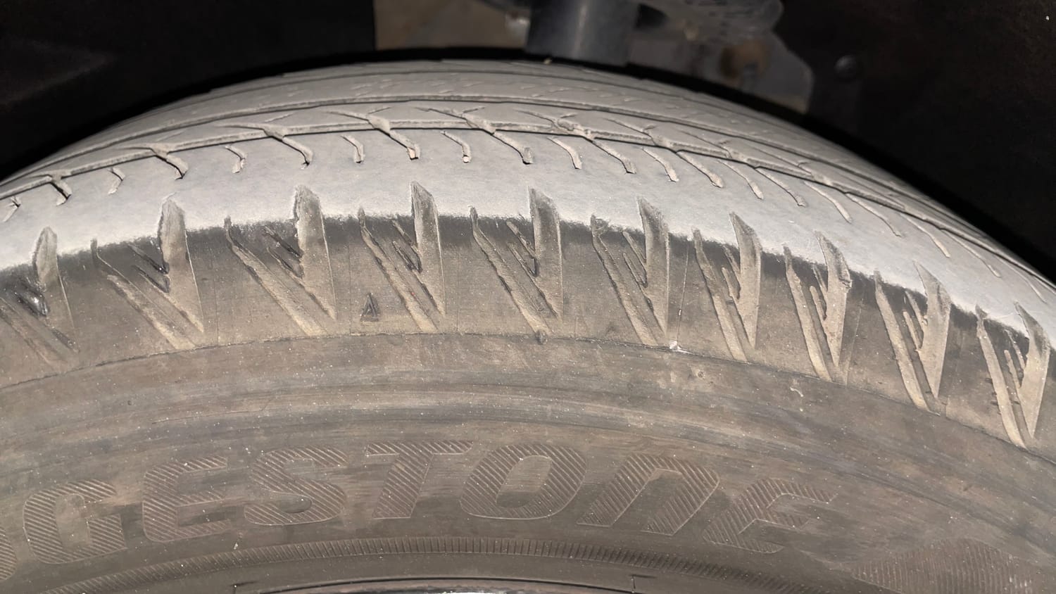 Used 2024 Mahindra XUV700 AX7 Luxury Pack Diesel MT 7 STR Diesel Manual tyres LEFT FRONT TYRE TREAD VIEW