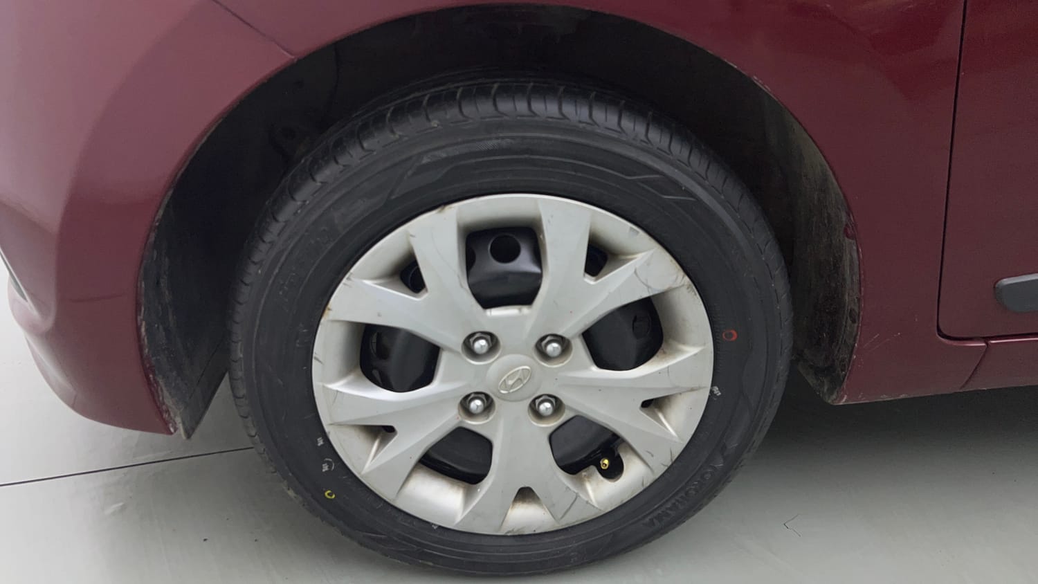 Used 2015 Hyundai Grand i10 Sportz 1.2 Kappa VTVT Petrol Manual tyres LEFT FRONT TYRE RIM VIEW