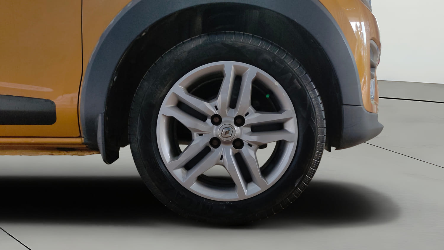 Used 2022 Renault Triber RXZ EASY-R AMT Petrol Automatic tyres RIGHT FRONT TYRE RIM VIEW