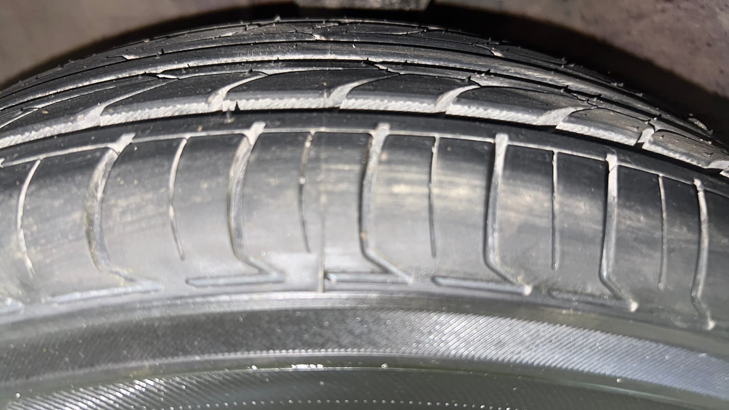 Used 2014 Hyundai i10 Sportz 1.1 iRDE2 Petrol Manual tyres LEFT FRONT TYRE TREAD VIEW