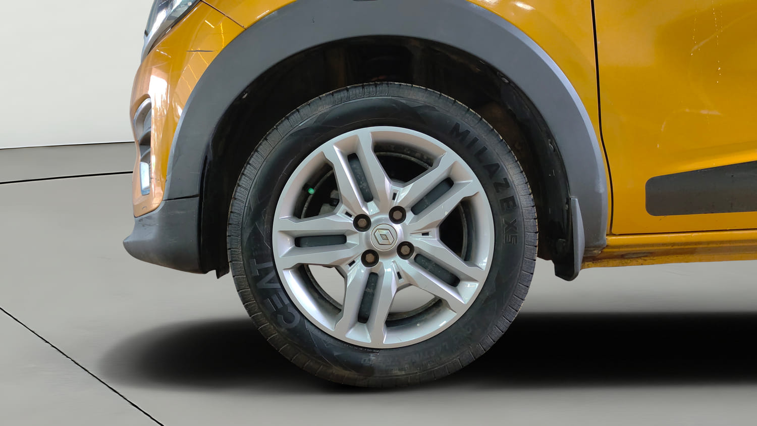 Used 2022 Renault Triber RXZ EASY-R AMT Petrol Automatic tyres LEFT FRONT TYRE RIM VIEW