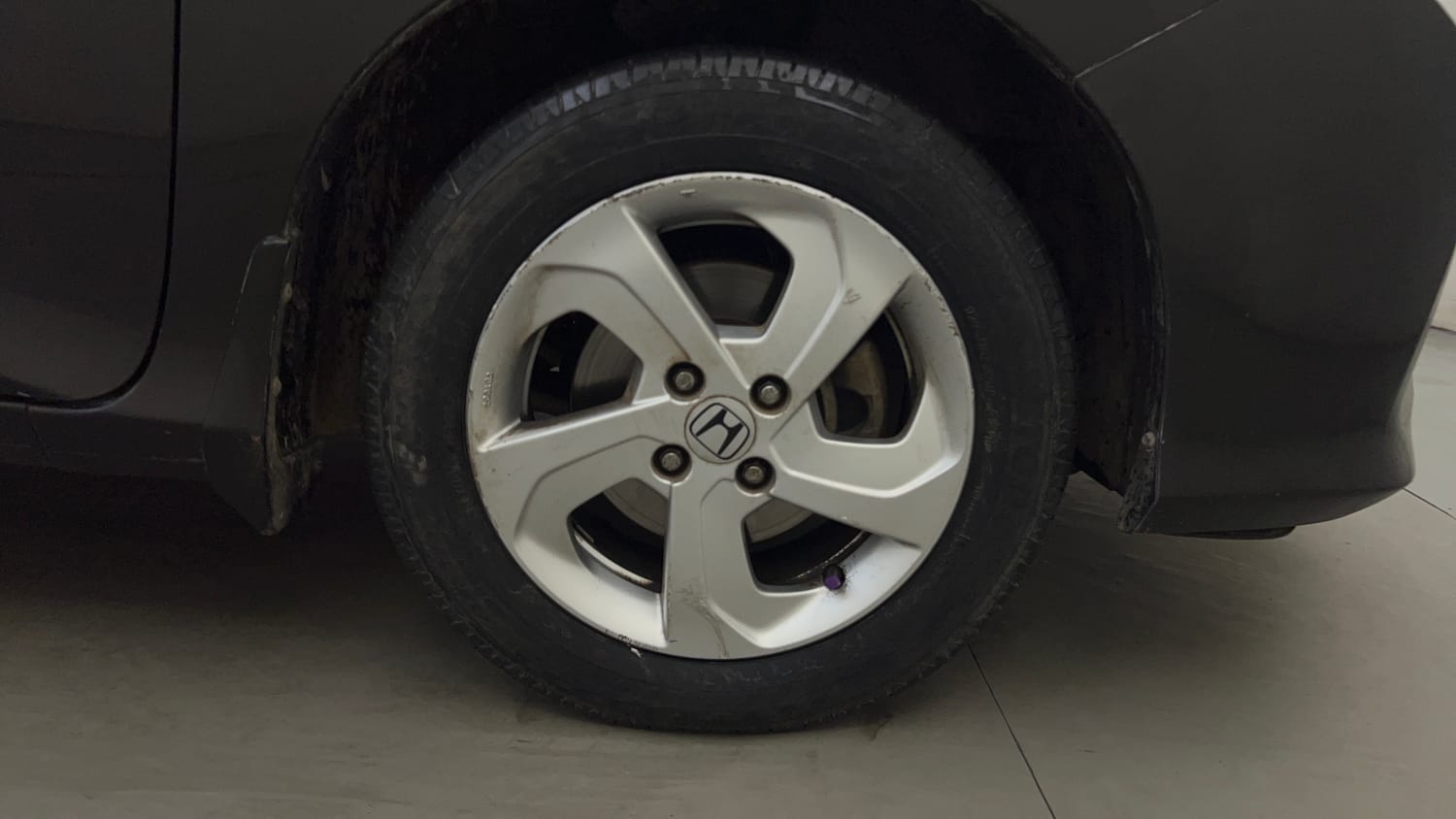 Used 2016 Honda City V Petrol Manual tyres RIGHT FRONT TYRE RIM VIEW
