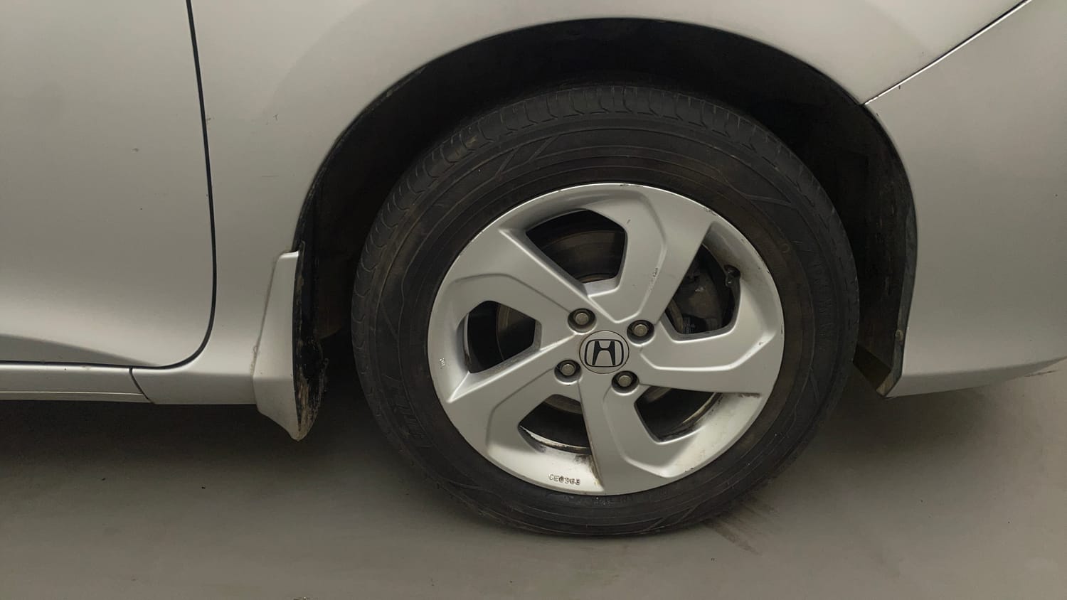 Used 2014 Honda City VX Diesel Diesel Manual tyres RIGHT FRONT TYRE RIM VIEW