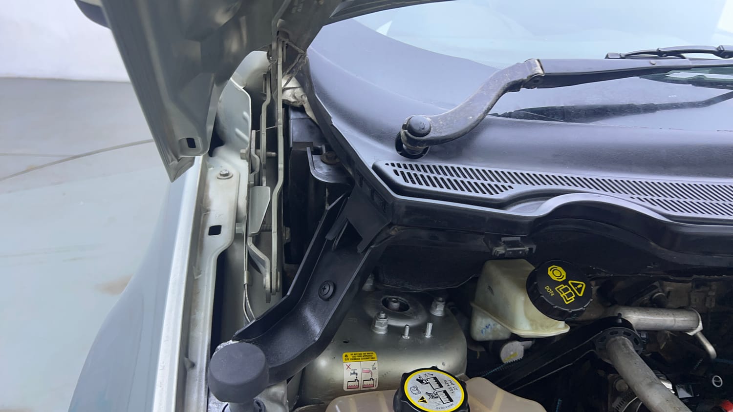 Used 2014 Ford EcoSport Titanium 1.5 TDCi (Opt) Diesel Manual engine ENGINE RIGHT SIDE HINGE & APRON VIEW