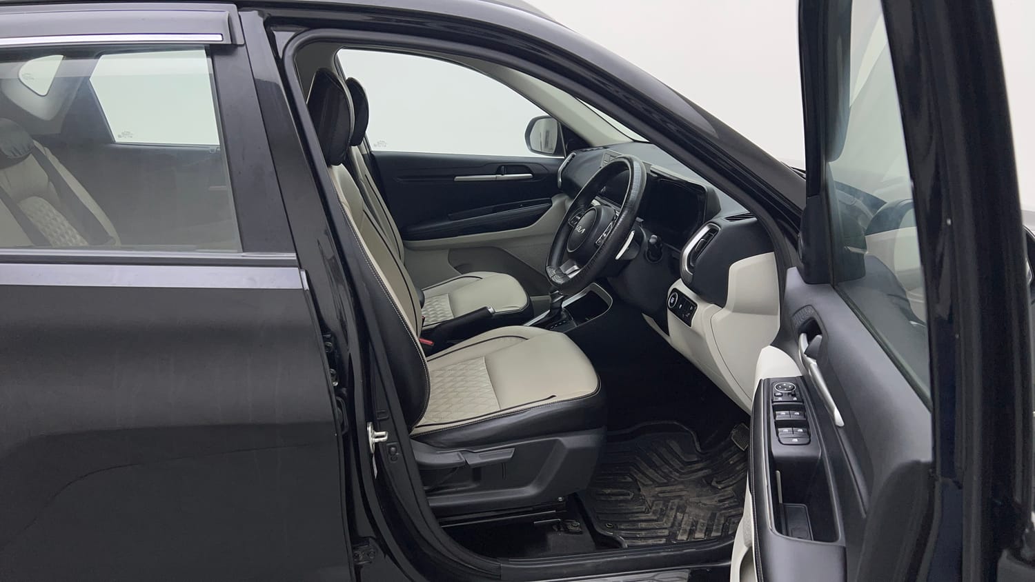 Used 2023 Kia Sonet Aurochs Edition 1.0 Petrol 7DCT Petrol Automatic interior RIGHT SIDE FRONT DOOR CABIN VIEW