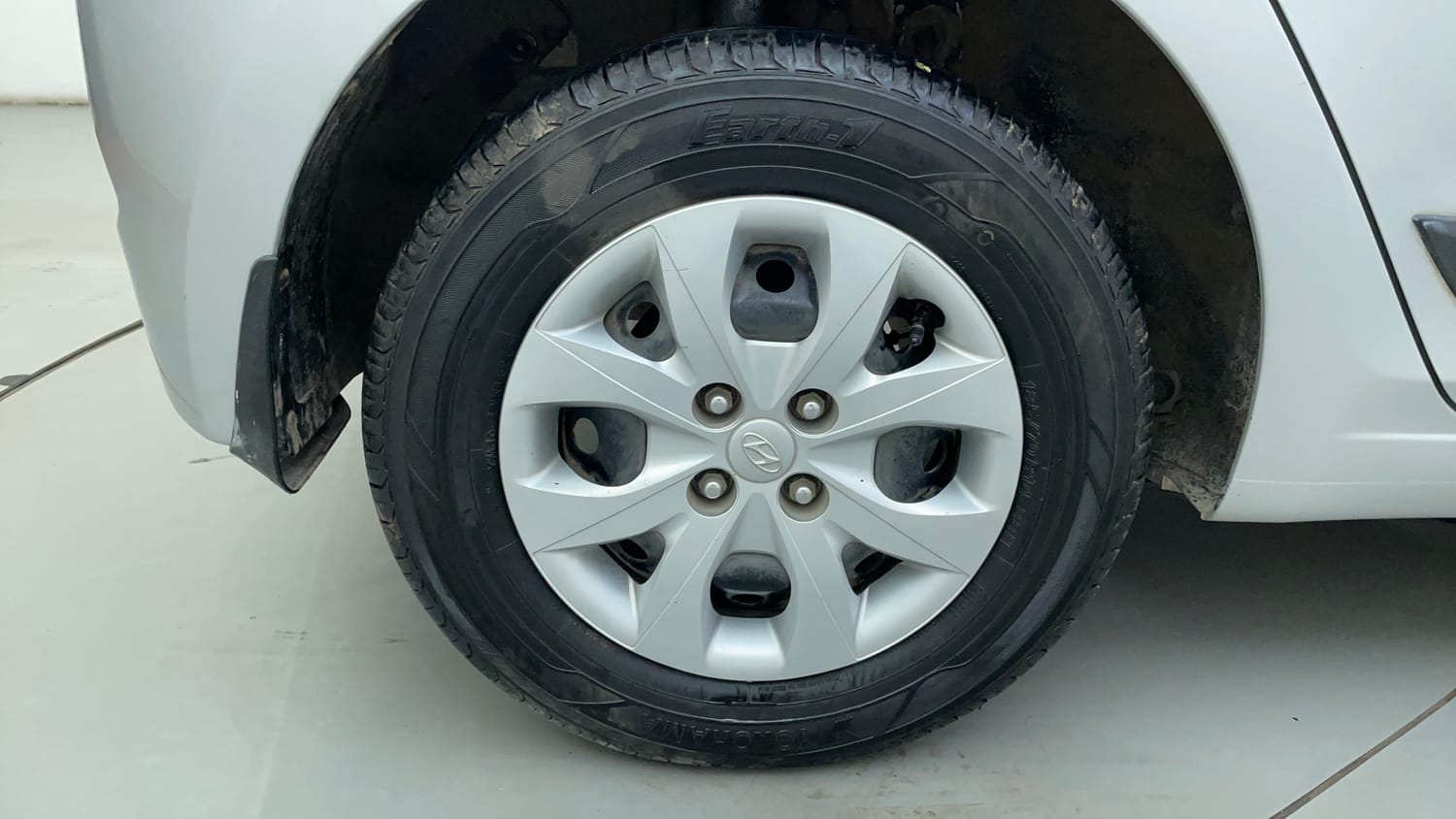 Used 2015 Hyundai Elite i20 Sportz 1.2 Petrol Manual tyres RIGHT REAR TYRE RIM VIEW