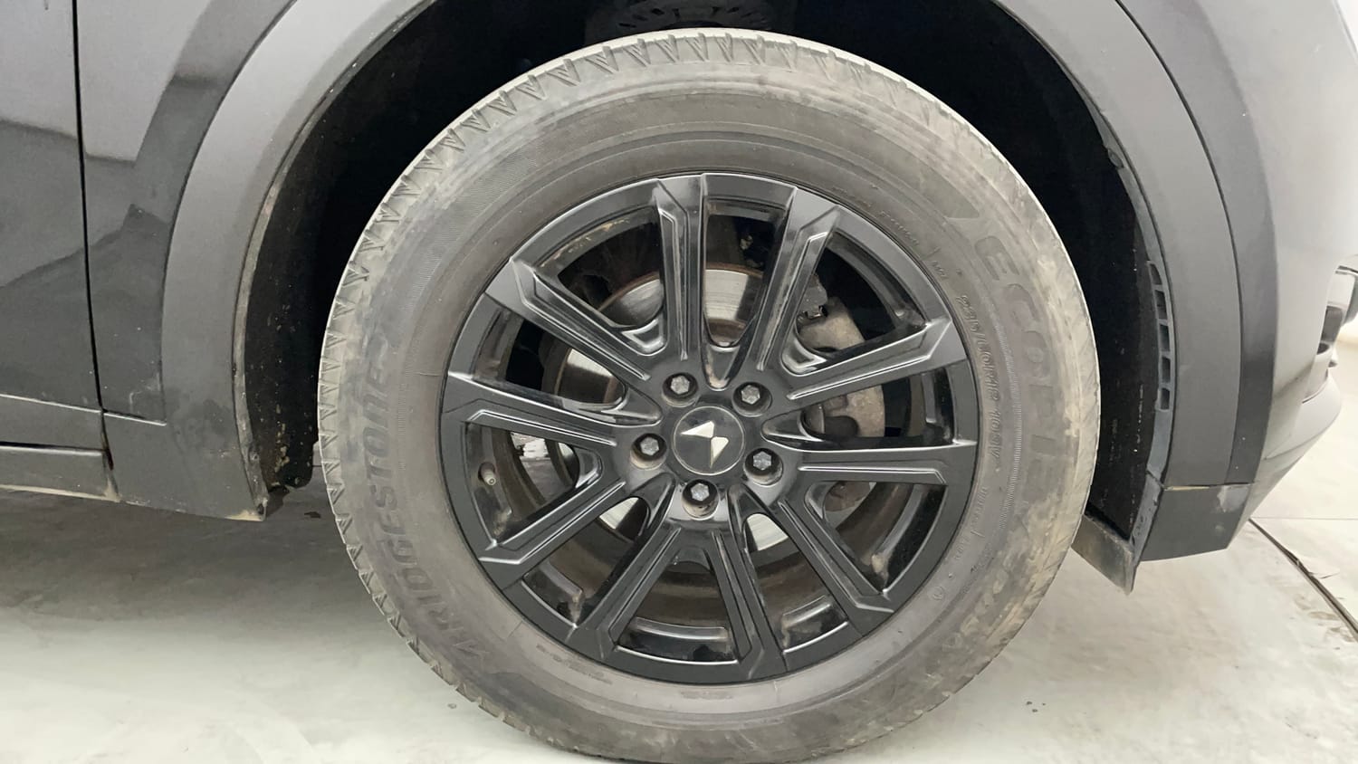 Used 2024 Mahindra XUV700 AX7 Luxury Pack Diesel MT 7 STR Diesel Manual tyres RIGHT FRONT TYRE RIM VIEW