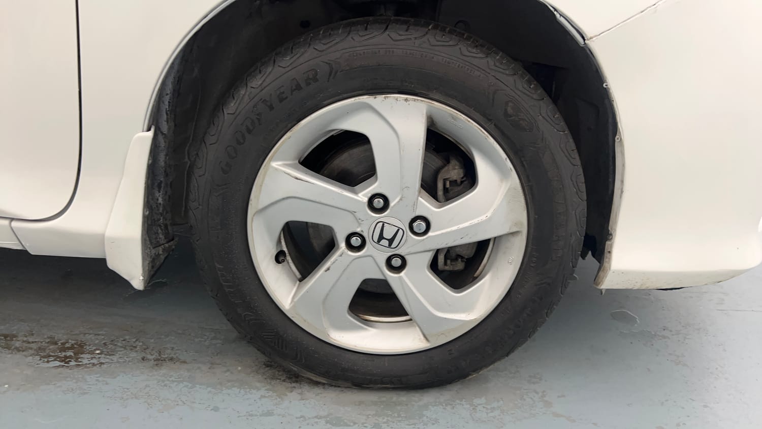 Used 2015 Honda City VX CVT Petrol Automatic tyres RIGHT FRONT TYRE RIM VIEW