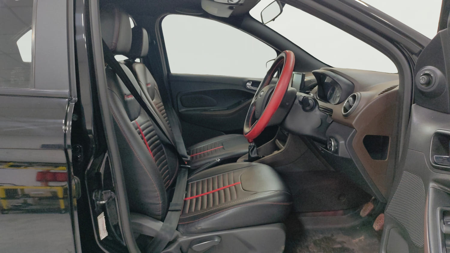 Used 2018 Ford Freestyle Titanium 1.2 Ti-VCT Petrol Manual interior RIGHT SIDE FRONT DOOR CABIN VIEW